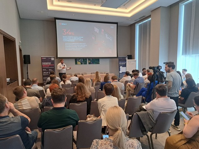 Коммерческий директор веб-интегратора &laquo;Факт&raquo; Сергей Михайлов выступает на&nbsp;конференции B2B E-commerce Day