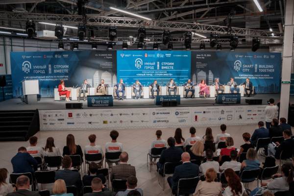 Глава Минстроя России Ирек Файзуллин принял участие в V Международном форуме «Умный город»